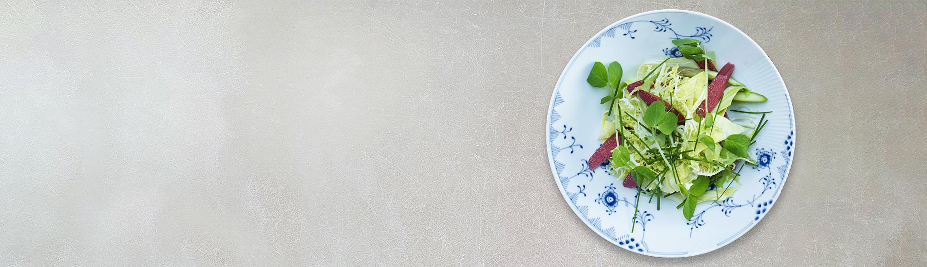 tallerken med grøn salat fra buffeten